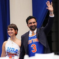 Rama Duwaji tampil bersama suaminya, Wali Kota New York, Zohran Mamdani, dalam parade perayaan kemenangan Knicks. Gayanya yang stylish kembali menuai perbincangan.Foto: Getty Images/Angelina Katsanis