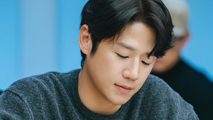 Setelah sukses mencuri hati penonton lewat Resident Playbook (2025), Jung Jun Won siap kembali ke layar memerankan Kwon Tae Sung. Dia adalah suami Yu Bo Na yang bekerja sebagai jurnalis investigatif. (Foto: dok. MBC)