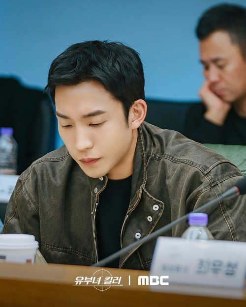 Pemain drama Korea terbaru MBC 2026 A Bona fide Killer di sesi script reading perdana.