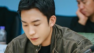 Lee Sang Yi ikut gabung di proyek ini sebagai Lee Dong Jin, polisi di Kantor Polisi Nambu unit kejahatan. Misinya selama ini adalah memburu Kingfisher. (Foto: dok. MBC)