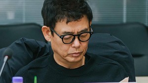 Aktor senior Sung Dong Il memerankan Kim Bong Pal, bos Yu Bo Na di Durumi Electronics. (Foto: dok. MBC)