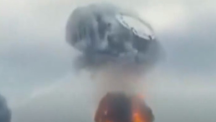 Tutup tangki penyimpanan bahan bakar terlepas setelah serangan drone Ukraina di kilang minyak Moskow.