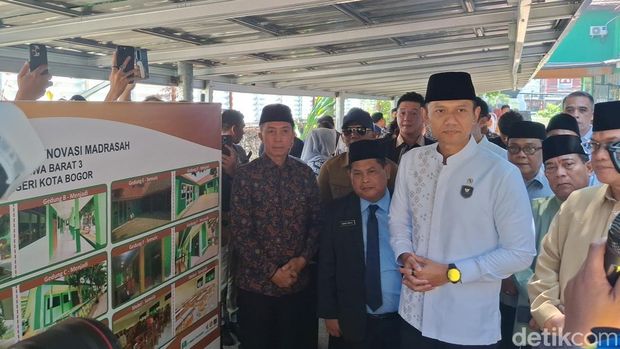 AHY cek progres rehabilitasi MTs di Bogor (M Sholihin/detikcom)
