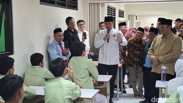 AHY cek progres rehabilitasi MTs di Bogor (M Sholihin/detikcom)