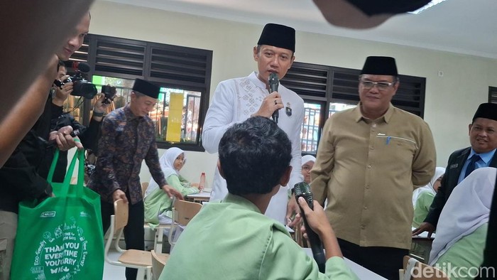AHY cek progres rehabilitasi MTs di Bogor (M Sholihin/detikcom)
