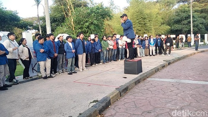 Aksi Mimbar Bebas di Trotoar Bundaran ITS Surabaya.