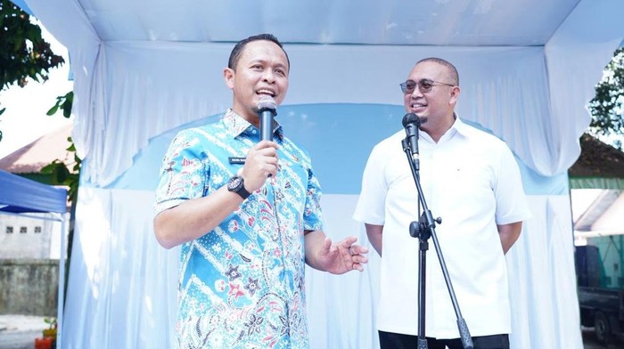 Andre Rosiade dan Agung Nugroho meninjau pelaksanaan MBG di SD Negeri 168 Pekanbaru, Labuh Baru Barat, Payung Sekaki, Pekanbaru, Riau, Jumat (19/6/2026).