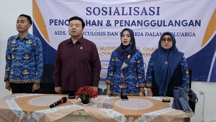 Anggota Komisi IV DPRD Kota Bandung Christian Julianto saat menjadi pembicara Sosialisasi Pencegahan dan Penanganan AIDS, Tuberkulosis, dan Malaria