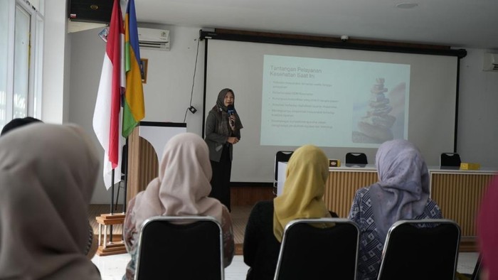 Anggota Komisi IV DPRD Kota Bandung Susi Sulastri saat menghadiri Lokakarya Mini Kesehatan Triwulan II di Kecamatan Kiaracondong, Kota Bandung.