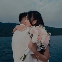 7 Foto Pemain Bola Asnawi Mangkualam Lamar Kekasih, Romantis di Danau Bali