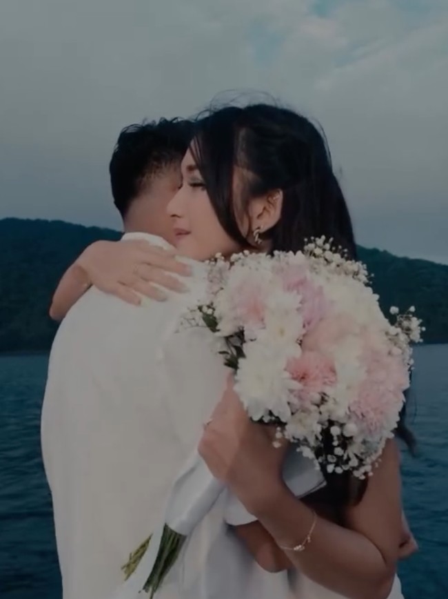 7 Foto Pemain Bola Asnawi Mangkualam Lamar Kekasih, Romantis di Danau Bali