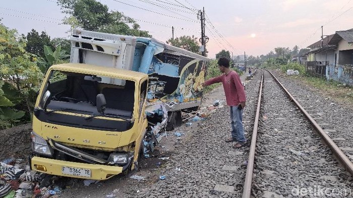 Bangkai truk yang tertemper KA Pangrango di Sukabumi