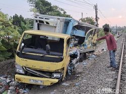 Pemotor Tewas Terhantam Truk yang Tertabrak Kereta di Sukabumi
