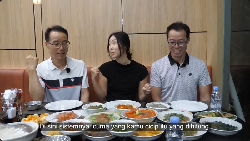Bapak-bapak Korea coba nasi Padang Bapak-bapak Korea coba nasi Padang kebingungan karena lauk yang disajikan banyak.