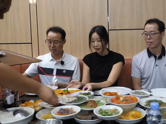Bapak-bapak Korea coba nasi Padang kebingungan karena lauk yang disajikan banyak.