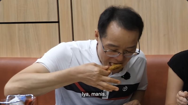 Bapak-bapak Korea coba nasi Padang Bapak-bapak Korea coba nasi Padang kebingungan karena lauk yang disajikan banyak.