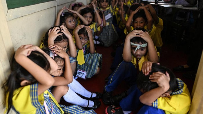 Students from the President Corazon C. Aquino Elementary School participate in a National Simultaneous Earthquake Drill in Manila, Philippines, June 18, 2026. REUTERS/Noel Celis