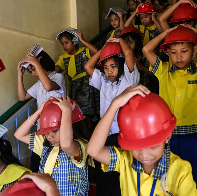 Belajar Siaga Bencana, Siswa Ikuti Latihan Gempa Massal
