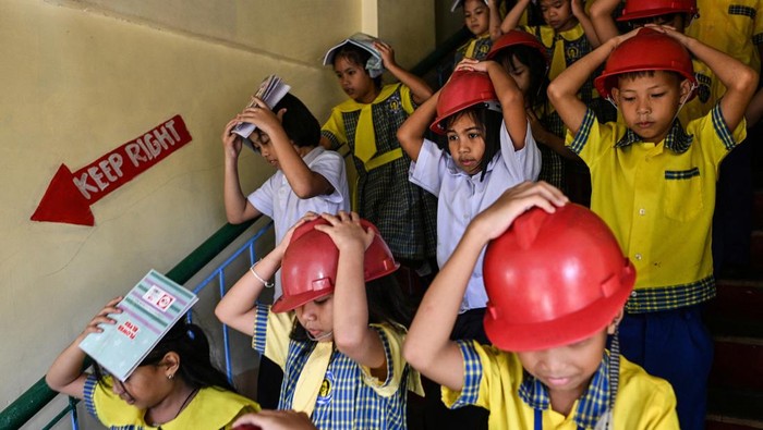 Students from the President Corazon C. Aquino Elementary School participate in a National Simultaneous Earthquake Drill in Manila, Philippines, June 18, 2026. REUTERS/Noel Celis
