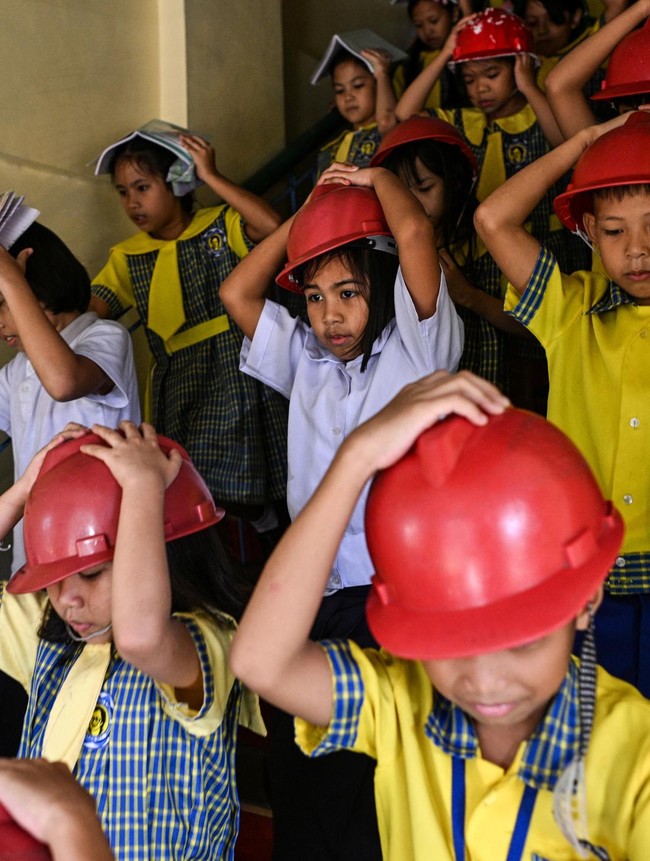 Belajar Siaga Bencana, Siswa Ikuti Latihan Gempa Massal