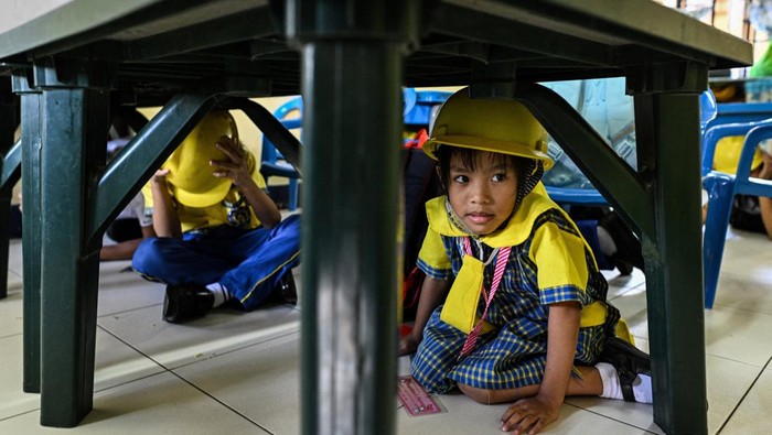 Students from the President Corazon C. Aquino Elementary School participate in a National Simultaneous Earthquake Drill in Manila, Philippines, June 18, 2026. REUTERS/Noel Celis