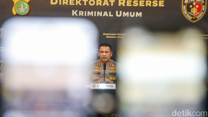 Kabid Humas Polda Metro Jaya Kombes Budi Hermanto saat jumpa pers di Polda Metro Jaya, Jakarta, Jumat (19/6/2026). Kombes Budi Hermanto menyatakan penanganan kasus dugaan fitnah dan pencemaran nama baik terkait tudingan ijazah palsu Presiden ke-7 RI Joko Widodo dilakukan berdasarkan dugaan tindak pidana yang disangkakan.