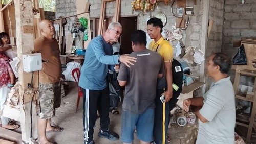 Bule AS Victor Miguel saat memaafkan pria yang telah menggasak dompetnya saat berwisata di Pura Kehen, Bangli, Bali, Jumat (19/6/2026). (Foto: Dok. Polres Bangli)