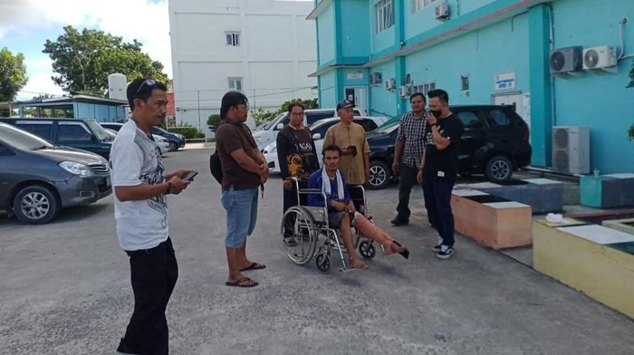 ‎Buruh terlantar di Kobar ternyata buron curanmor saat dibawa ke Polres Sambas. (Dok. Dinsos Kobar)
