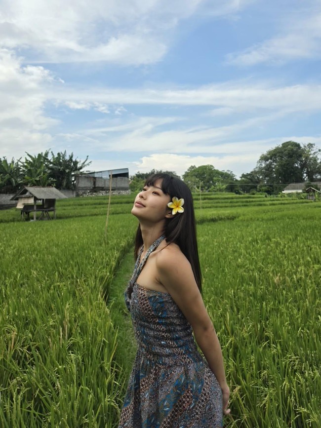 Udah Siap Belum? Nih Potret Christy No Na Asyik Main di Sawah