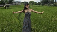 Christy Gardena tampak begitu menikmati momen liburannya kali ini dengan merentangkan kedua tangannya lebar-lebar. Menghirup udara segar di tengah sawah yang asri tampaknya menjadi ramuan healing terbaik untuknya. (Foto: dok Instagram christygardenaa)