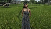Christy Gardena lagi melepas penatnya hiruk-pikuk perkotaan dan memilih healing menikmati tenangnya suasana pedesaan. Berlatar hamparan sawah yang hijau royo-royo, ia tampil memukau mengenakan strap dress bermotif etnik yang simpel namun anggun. (Foto: dok Instagram christygardenaa)