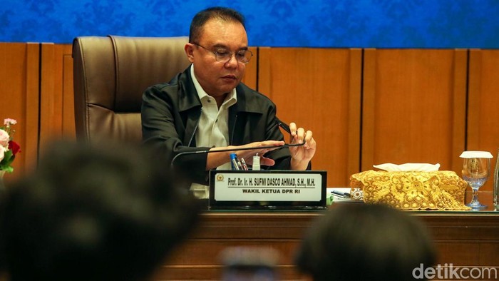 Wakil Ketua DPR Sufmi Dasco Ahmad memimpin audiensi massa mahasiswa yang menggelar aksi di depan gedung DPR di Ruang Abdul Muis, Gedung DPR, Jakarta, Jumat (19/6/2026). Hadir dalam audiensi itu Wakil Ketua DPR Saan Mustopa.