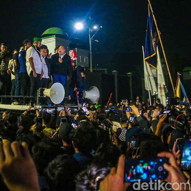 Dasco-Saan Mustopa Temui Massa, DPR Janji Sampaikan Aspirasi