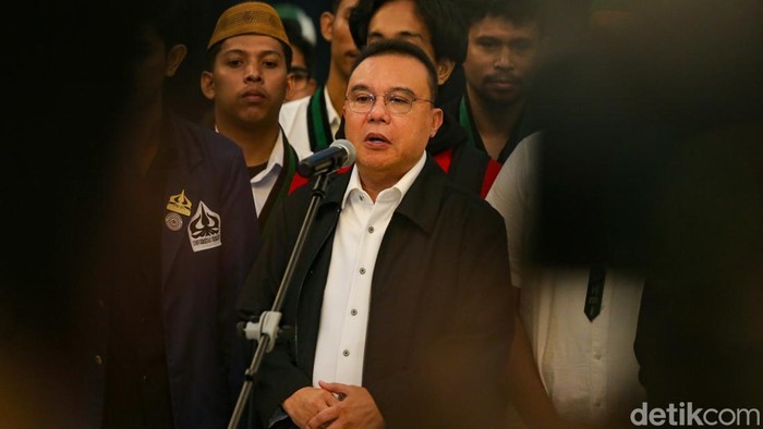 Wakil Ketua DPR Sufmi Dasco Ahmad dan Saan Mustopa naik mobil komando menemui massa demo di depan gedung DPR, Jakarta, Jumat (19/6/2026) malam. Pimpinan DPR menyampaikan akan meneruskan aspirasi mahasiswa kepada pemerintah.