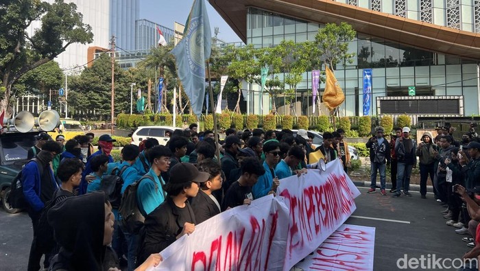 Demo mahasiswa di Patung Kuda Jakpus. (Adhfar/detikcom)