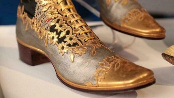 Dibuat pada tahun 1890-1899. Sepatu kulit berlapis emas dari Norfolk ini dibuat dengan perhatian yang cermat terhadap detail, sepatu bot setinggi mata kaki ini merupakan perpaduan antara kulit berwarna perak, brokat sutra hitam, dan aksen berlapis emas. Foto: Boredpanda