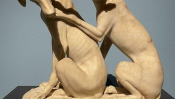 Patung Romawi Dua Anjing Greyhound, Ditemukan di Vila Antoninus Pius, Pertengahan Abad ke-2 Foto: Boredpanda