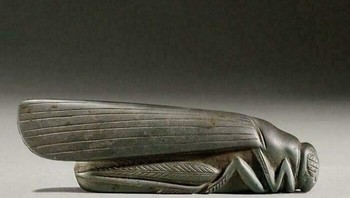 Pemberat kertas ini, terbuat dari hematit yang diukir dalam bentuk belalang, terlihat cukup modern. Namun, ukiran ini dibuat dengan tangan antara tahun 1800-1700 SM, di Babilonia Kuno (di Irak modern) - British Museum. Foto: Boredpanda