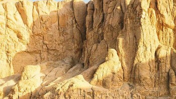 Mendekati Kuil Hatshepsut, sebuah kuil berusia 3.400 tahun yang dibangun oleh mungkin wanita paling berpengaruh di zaman kuno. Foto: Boredpanda