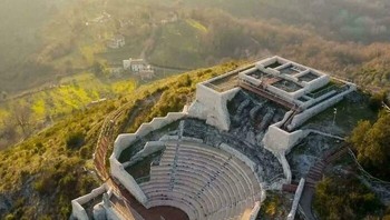 Kompleks Kuil-Teater Romawi yang Terletak 450 Meter di Atas Permukaan Laut di Caserta, Berasal dari Abad ke-2 SM. Tempat itu ditemukan secara tidak sengaja pada tahun 2000 oleh seorang pilot lokal yang menerbangkan helikopter ultralight-nya, yang memperhatikan tata letaknya yang tidak biasa dari udara setelah kebakaran membersihkan vegetasi.Foto: Boredpanda