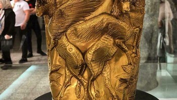 Piala Marlik, yang berasal dari sekitar tahun 1400 SM, menampilkan empat banteng bersayap mitos dalam pose yang realistis dan dinamis, dengan sayap terbentang ke luar seolah-olah mereka akan terbang. Ditemukan di Desa Marlik di Iran Utara, artefak ini disimpan di Museum Nasional Iran. Foto: Boredpanda
