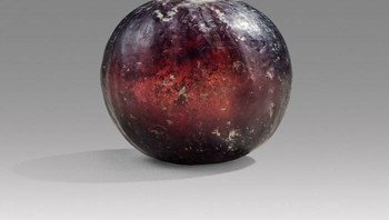 Vas Buah Delima dari Kaca Cor Yunani Helenistik, Diwarnai dengan Emas Koloid untuk Menghasilkan Warna Merah Anggur, Abad ke-2 SM Foto: Boredpanda