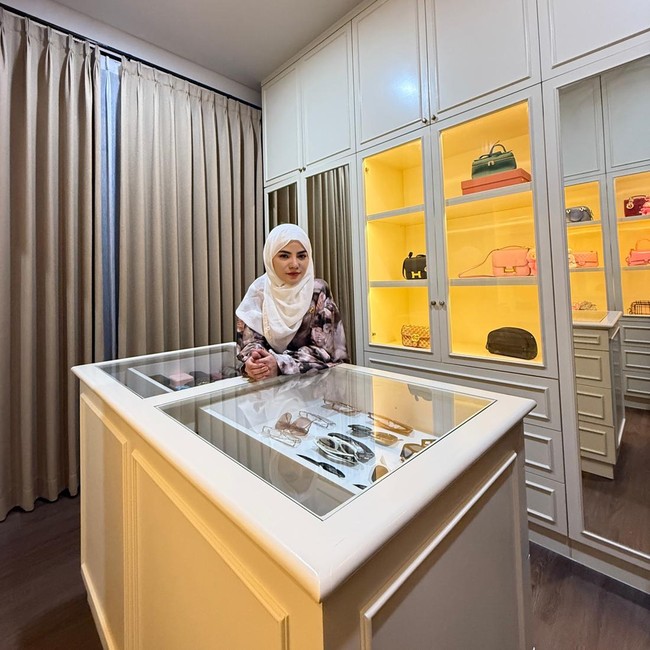 Intip Rumah Baru Dinar Candy: Penuh Trofi Juara-Walk In Closet Bak Butik