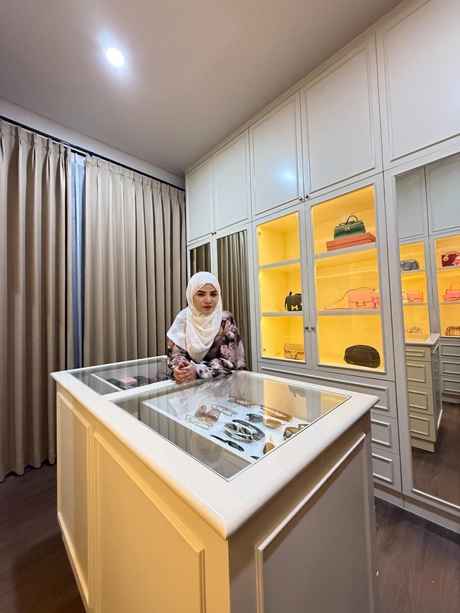 Intip Rumah Baru Dinar Candy: Penuh Trofi Juara-Walk In Closet Bak Butik