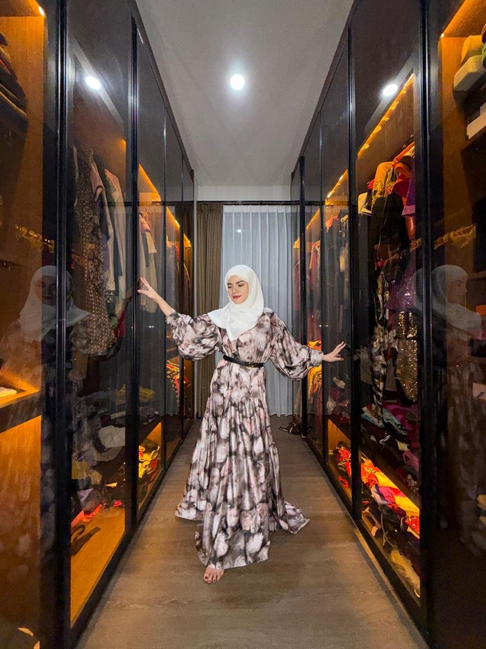 Intip Rumah Baru Dinar Candy: Penuh Trofi Juara-Walk In Closet Bak Butik