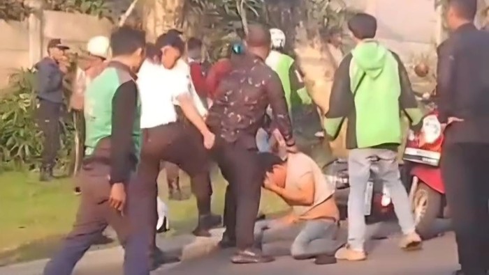 Dua maling motor di Parung Panjang, Bogor, dikeroyok massa setelah gagal mencuri. (dok.tangkapan layar medsos)