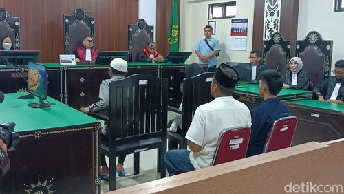 Empat terdakwa kasus kematian Brigadir Esco menjalani sidang putusan di PN Mataram, Jumat (19/6/2026). (Foto : Abdurrasyid Efendi/detikBali)