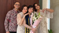 Ersa Mayori akan selalu mendukung langkah Ulla ke depan. Selamat @talullahmalaika. Sayang, kami sangat bangga padamu! Tidak hanya untuk pencapaian ini, tetapi juga untuk tekad, konsistensi, dan keberanian kamu untuk mengikuti hasrat kamu. Teruslah mengejar impianmu dan selalu percaya pada dirimu sendiri. Kami akan mendukungmu sepanjang jalan. Semoga Allah mudahkan jalan Ulla untuk mencapai mimpi, tulisnya. (Foto: dok Instagram ersamayori)