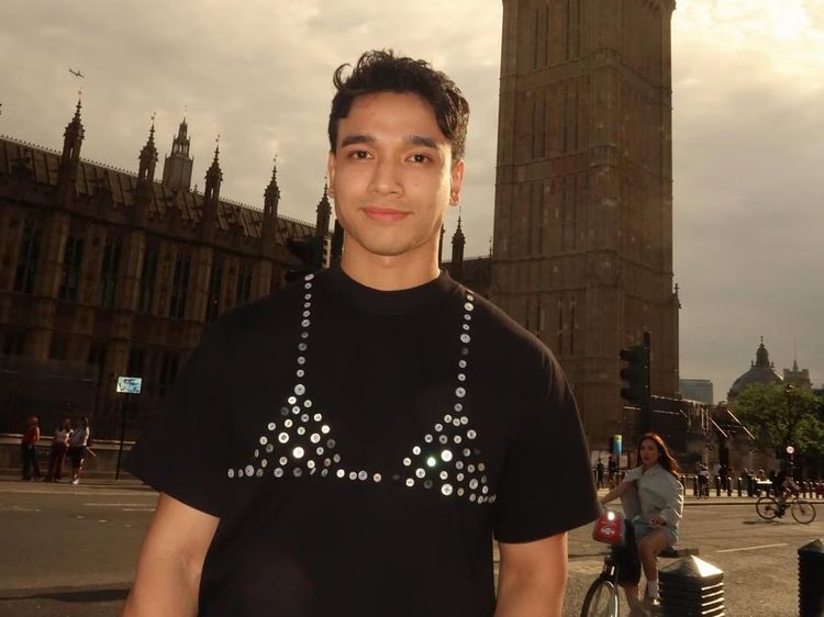 Kaus Fadly Faisal Ini Jadi Sorotan