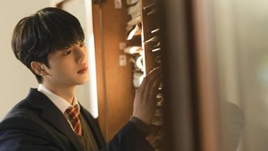 Awalnya Kang Pio sama sekali gak punya saingan. Makanya semua murid yakin kalau dia akan sapu bersih kompetisi piano terbaik di dunia. Sampai akhirnya seorang murid lain bernama Choi Jeongyo muncul. (Foto: dok. tvN)